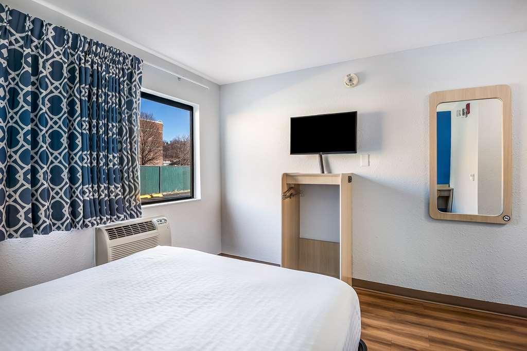 Americas Best Value Inn East Peoria Room photo