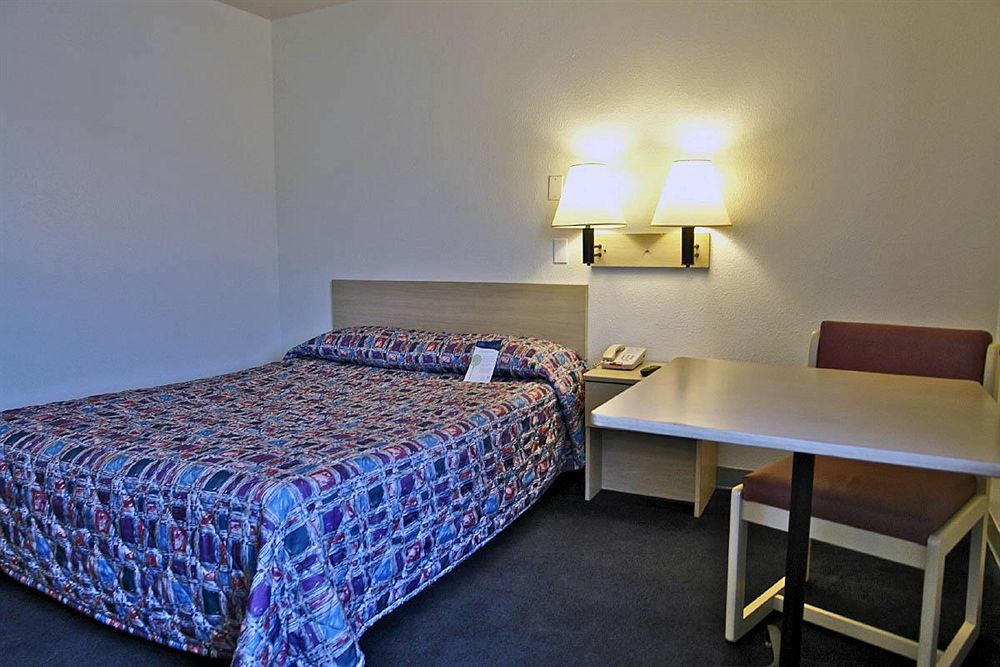 Americas Best Value Inn East Peoria Exterior photo