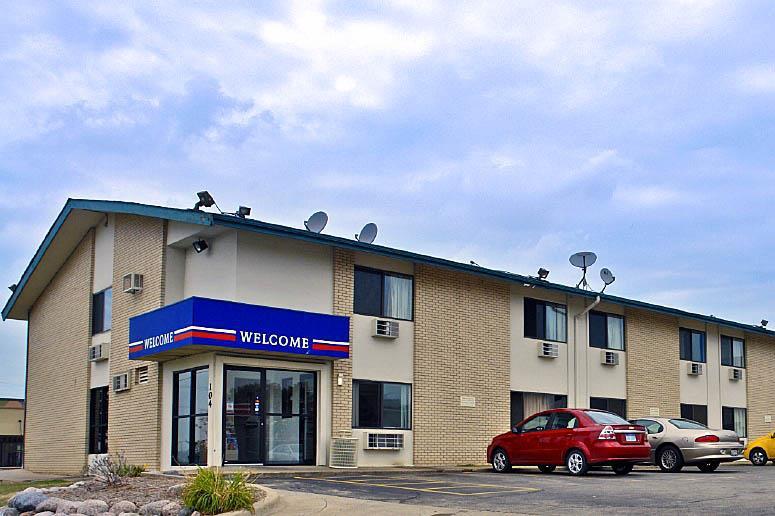 Americas Best Value Inn East Peoria Exterior photo