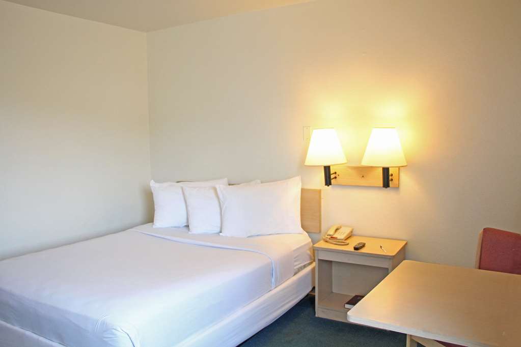 Americas Best Value Inn East Peoria Room photo