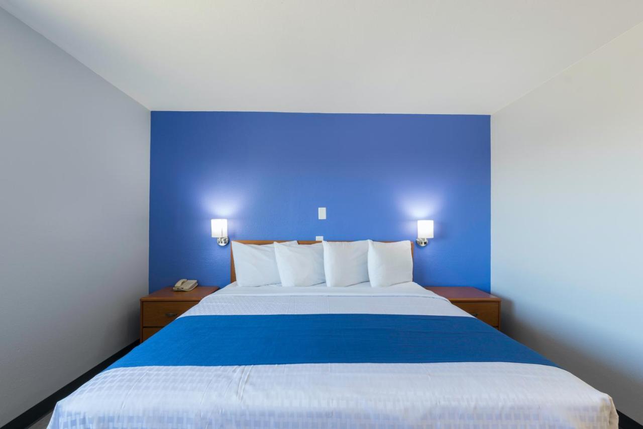 Americas Best Value Inn East Peoria Exterior photo